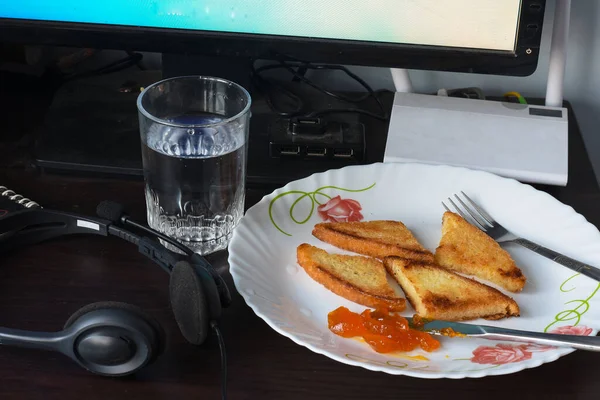 Knusprig Goldener Toast Mit Mango Marmelade Und Einem Glas Wasser — Stockfoto