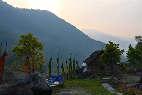 Kalimpong 'daki Todey Foothills' de konaklamak, güzel yeşil tepelerle ruhu rahatlatan ve ilham veren bir kartpostal arkaplanı sağlamak..