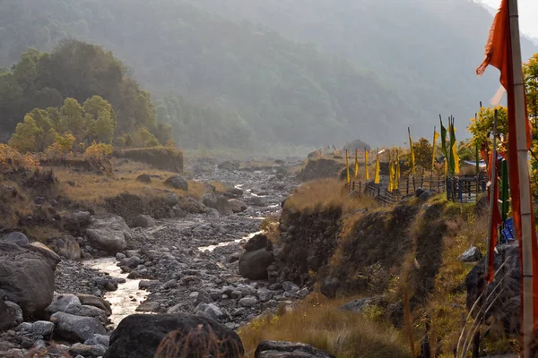 ヒマラヤ野生の川と巨大な岩 早朝の光に輝く川のアリエルの景色 — ストック写真