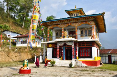 Sarı dua bayrağıyla güzel Budist Gumpa.