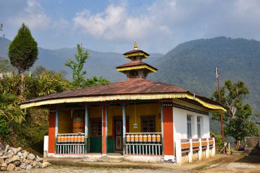 Todey 'deki Budist tapınağı, Kalimpong parlak gün ışığında mavi bulutlu gökyüzü.