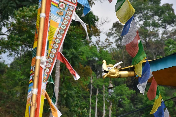 Gelbe Farbe Drachengesicht Und Buddhistische Gebetsfahnen — Stockfoto