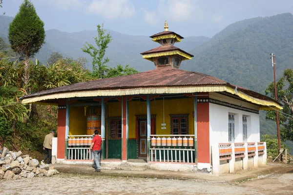 Temple Bouddhiste Todey Kalimpong Sous Soleil Éclatant Avec Ciel Nuageux — Photo