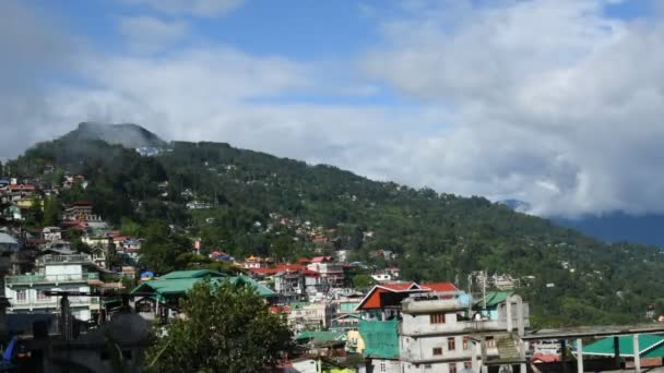 Himalaya Bergblick Wolke Schwebt Berghang Und Flattert Gebetsfahnen Kalimpong Indien — Stockvideo