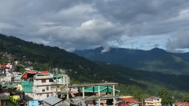 Himalaya Uitzicht Bergen Wolk Drijvend Berghelling Fladderende Gebedsvlaggen Kalimpong India — Stockvideo