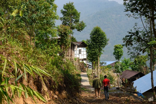 Tipik bir köy evi ve yol Himalaya 'da, Todey' de, Kalimpong 'da