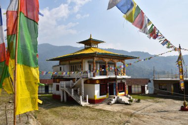 Güzel Budist Gumpa renkli dua bayrağıyla.
