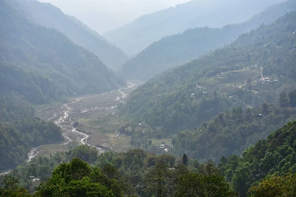 喜玛拉雅峡谷与河流小径的神秘景象 — 图库照片