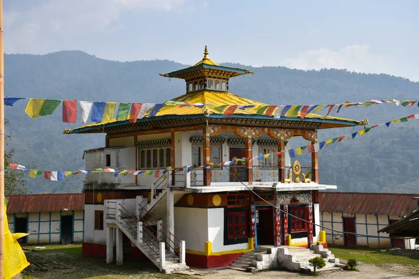 Schöne Buddhistische Gumpa Mit Farbiger Gebetsfahne — Stockfoto