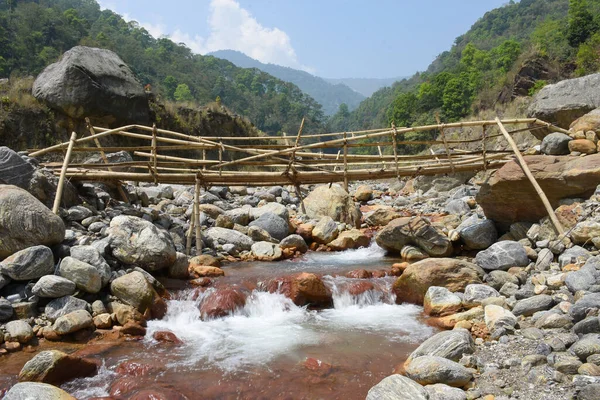 Köylüler Yüksek Akıntılı Himalyan Nehri Üzerindeki Geçici Bambu Köprüsü Kurdular — Stok fotoğraf
