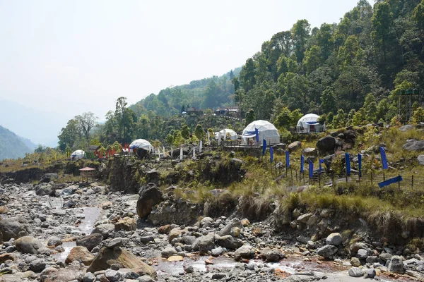 Himalája Rivulet Sziklák Igloo Otthon Maradni Zöld Erdő — Stock Fotó