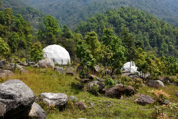 卡林邦托迪希玛利亚山脚下森林背景下的一座Igloo帐篷 — 图库照片