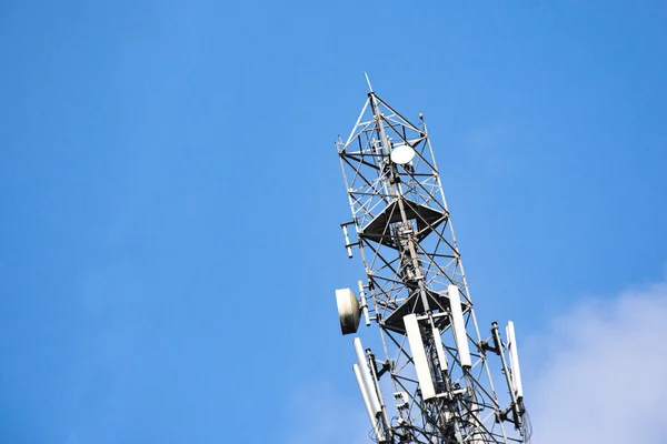 Mobiele Zendmast Met Meerdere Antennes Bewolkte Blauwe Lucht — Stockfoto