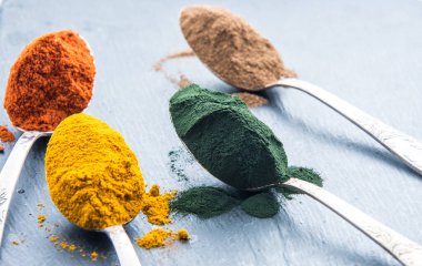 Süper tozlar kaşıklarda - eşleşen zerdeçal kakao spirulinosu 