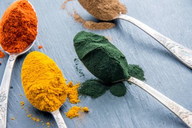 Süper tozlar kaşıklarda - eşleşen zerdeçal kakao spirulinosu 