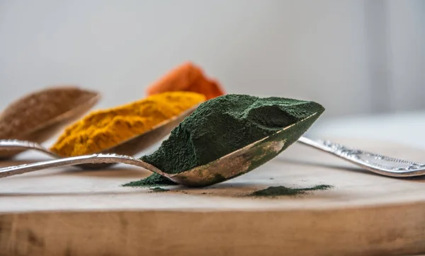 Süper tozlar kaşıklarda - eşleşen zerdeçal kakao spirulinosu 