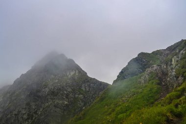 Güzel dağlar peyzaj fırtınası. Doğa . 