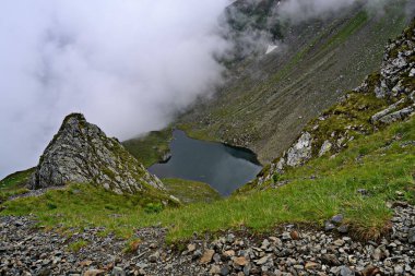 Güzel dağlar peyzaj fırtınası. Doğa . 