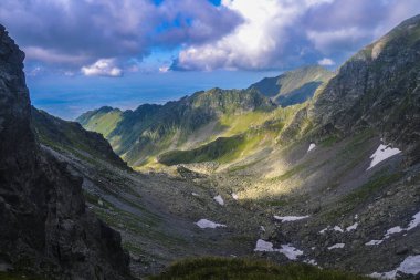 Güzel dağlar peyzaj fırtınası. Doğa . 