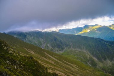Güzel dağlar peyzaj fırtınası. Doğa . 