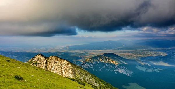 Güzel dağlar peyzaj fırtınası. Doğa . 