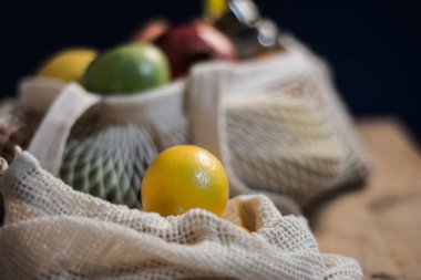 Taze meyve ve sebzeler. Sıfır atık, plastiksiz konsept. Sürdürülebilir yaşam tarzı. Alışveriş için tekrar kullanılabilir pamuk ve ağ eko torbaları