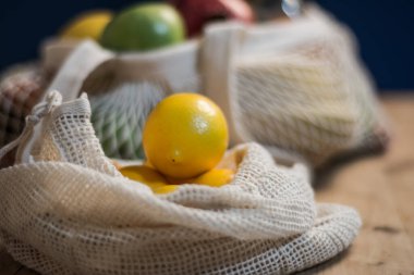 Taze meyve ve sebzeler. Sıfır atık, plastiksiz konsept. Sürdürülebilir yaşam tarzı. Alışveriş için tekrar kullanılabilir pamuk ve ağ eko torbaları