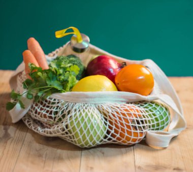 Taze meyve ve sebzeler. Sıfır atık, plastiksiz konsept. Sürdürülebilir yaşam tarzı. Alışveriş için tekrar kullanılabilir pamuk ve ağ eko torbaları