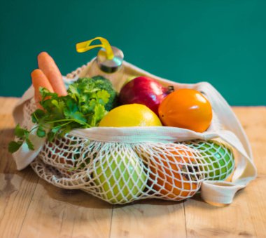 Soğuk kış dağlarında yürüyüşçü