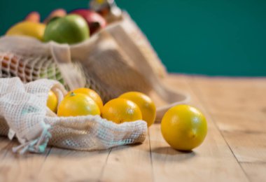 Taze meyve ve sebzeler. Sıfır atık, plastiksiz konsept. Sürdürülebilir yaşam tarzı. Alışveriş için tekrar kullanılabilir pamuk ve ağ eko torbaları