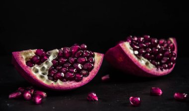 Siyah desenli taze nar arkaplanı