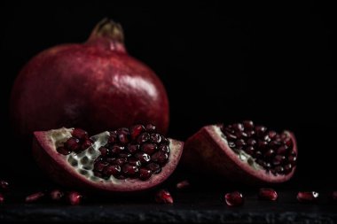 Siyah desenli taze nar arkaplanı