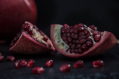 Siyah desenli taze nar arkaplanı