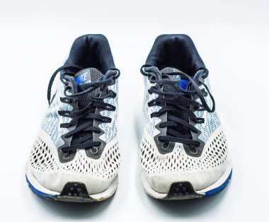 Dej, Romanya - 19 Ocak 2020: Beyaz arka planda eski kirli Nike Koşu profesyonel ayakkabılarının yukarıdan görünüşü