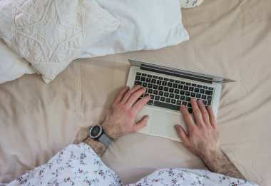 İnternette internet kullanan, dizüstü bilgisayarlı bir adam