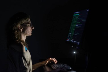 Gece siber güvenlik konsepti hackerlık kodlaması