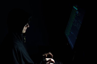 Gece siber güvenlik konsepti hackerlık kodlaması