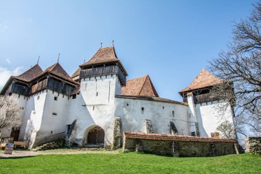 Viscri, Romanya - 24 Nisan 2021: Romanya 'nın Transilvanya bölgesindeki Viscri güçlendirilmiş kilise UNESCO Dünya Mirası Alanında.