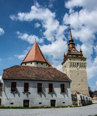 Saschiz, Romanya 24 Nisan 2021 - Transilvanya 'daki Ortaçağ güçlendirilmiş kilise, Sakson seyahat görüşü.