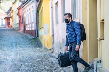 Coronavirüs salgınından sonra şehirde maskeli bir gezgin.