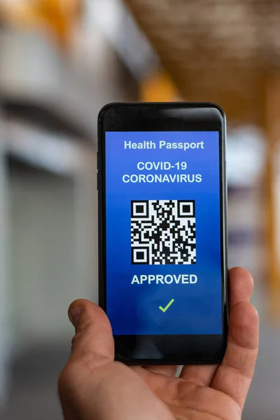 Coronavirus aşısı olduktan sonra tatile çıkan akıllı bir telefoncunun sertifikası.