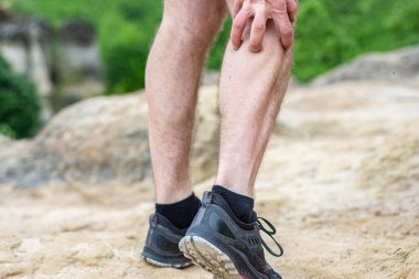 Erkek koşucu spor yüzünden acı çekiyor. Diz sakatlığı.