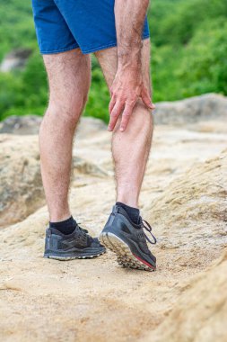 Erkek koşucu spor yüzünden acı çekiyor. Diz sakatlığı.