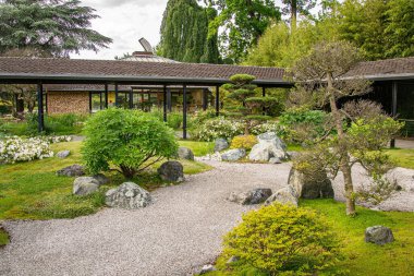 Bahçedeki yol, tuğlalı yeşil çimenler, bahçe tasarımı.