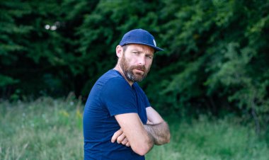 Sarışın, açık havada dinlenen yakışıklı bir adamın portresi.