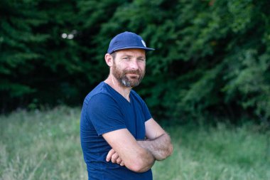 Sarışın, açık havada dinlenen yakışıklı bir adamın portresi.