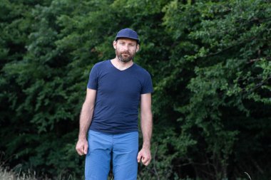 Sarışın, açık havada dinlenen yakışıklı bir adamın portresi.