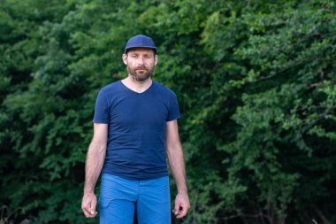 Sarışın, açık havada dinlenen yakışıklı bir adamın portresi.