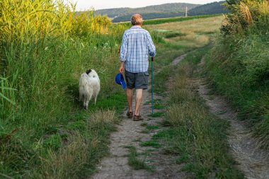 aktif yaşlılar ve yaşam tarzı konsepti. Yaşlı adam yürüyor.