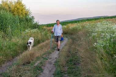 aktif yaşlılar ve yaşam tarzı konsepti. Yaşlı adam yürüyor.
